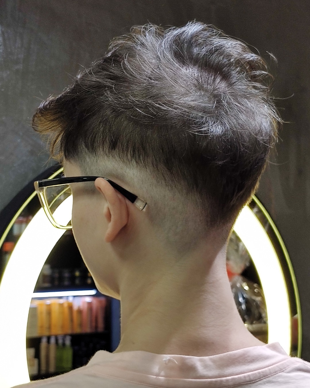 Inspiração de taper fade em cabelo afro com listra