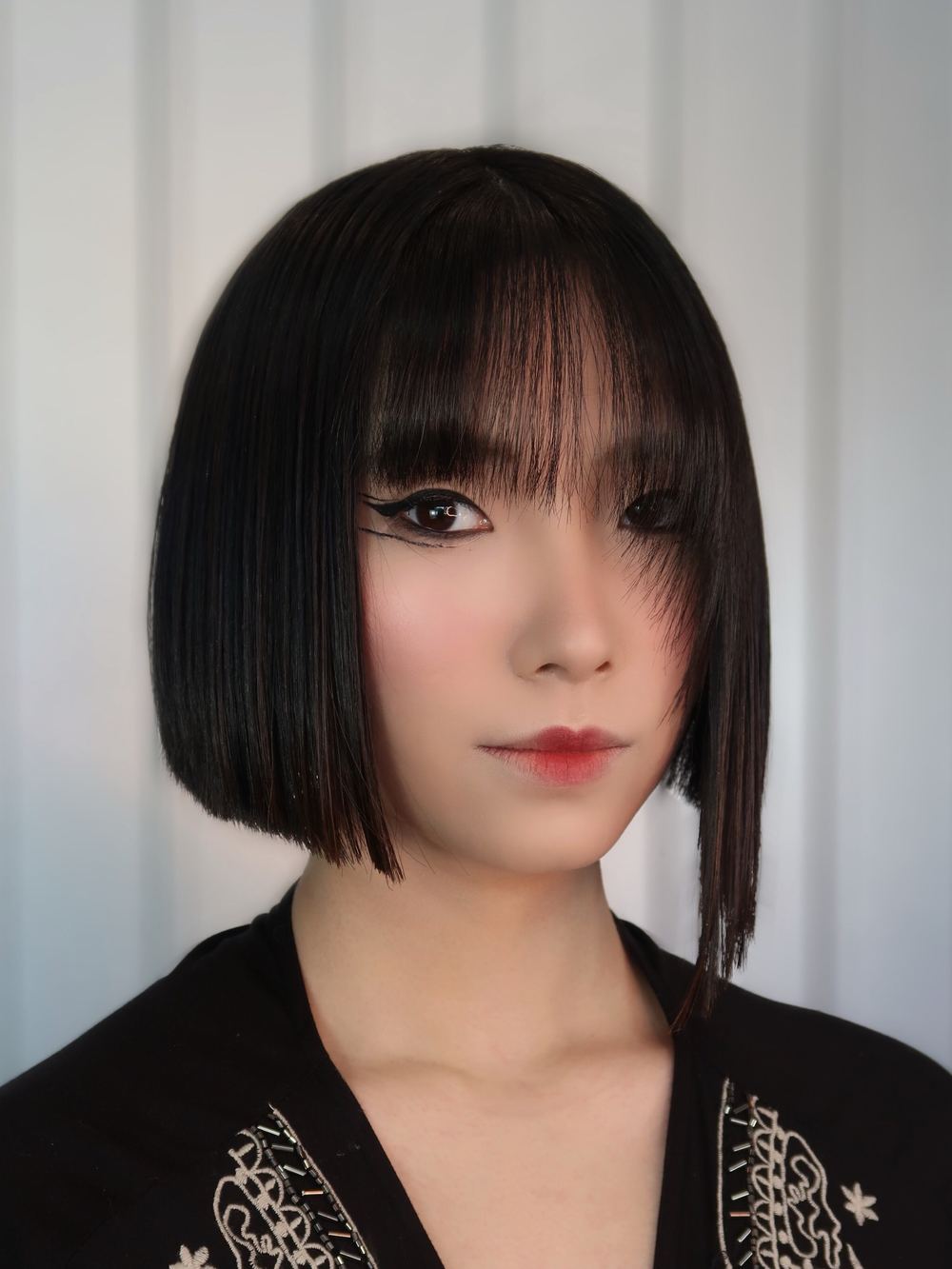 Corte chanel reto com franja em cabelo liso escuro