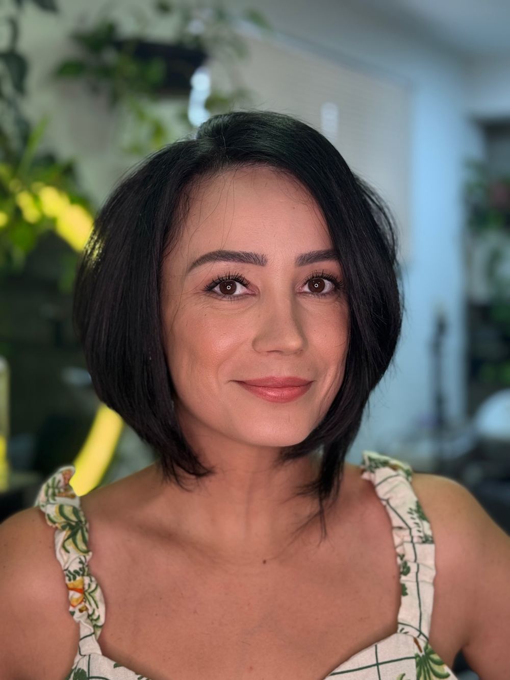 Corte chanel curto com movimento em cabelo escuro