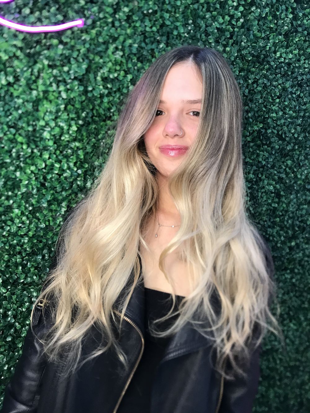 Cabelo longo loiro com raiz esfumada e ondas